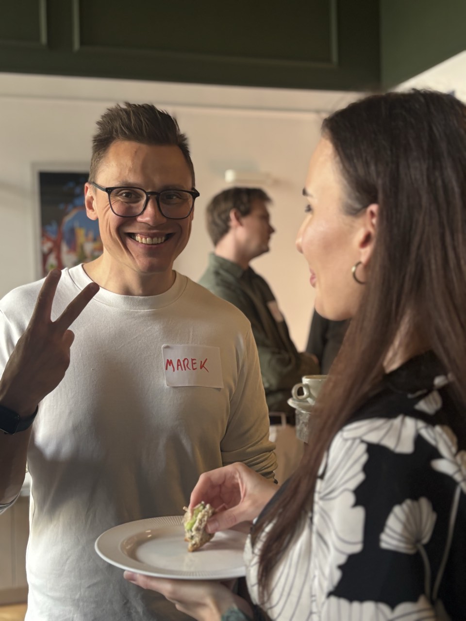 Śniadanie Robotyczne — Śmiech i gest zwycięstwa podczas networkingu